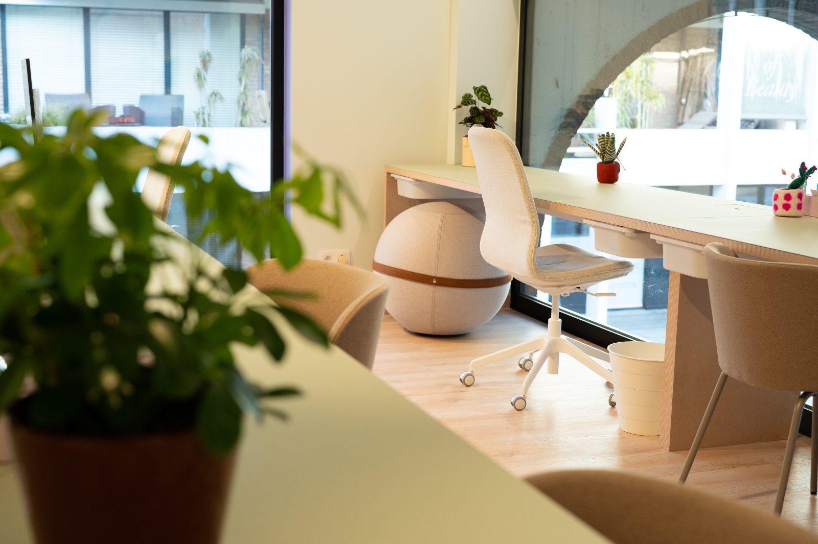 Flexplek in kleurrijke co-working